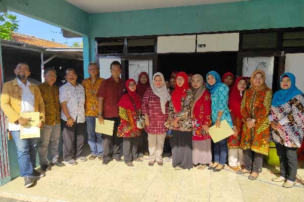 Tim KP-KAS Surabaya bersama Lurah Benudl Merisi, Ketua dan Warga RW III BENDUL